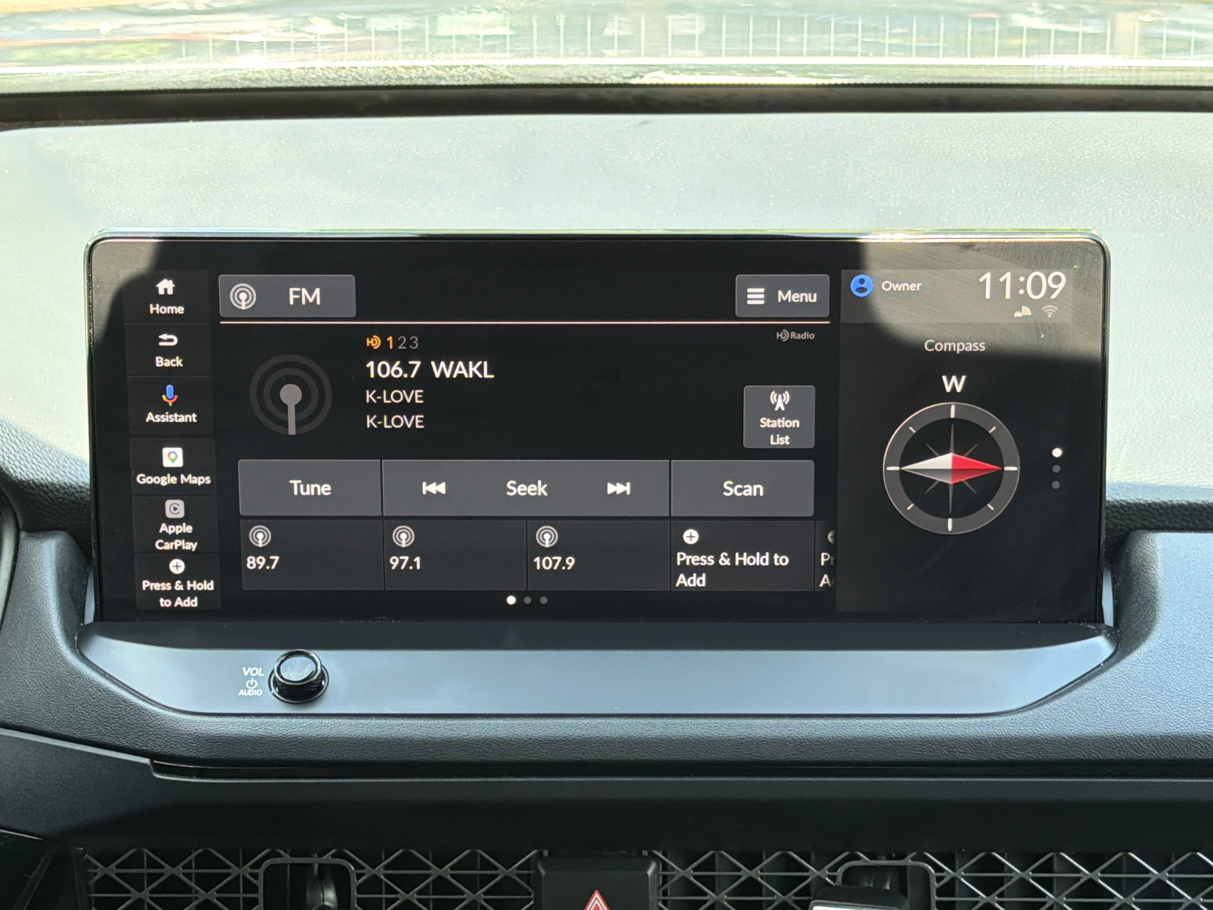 Certified Used 2025 Solar Silver Metallic Honda Touring image 4
