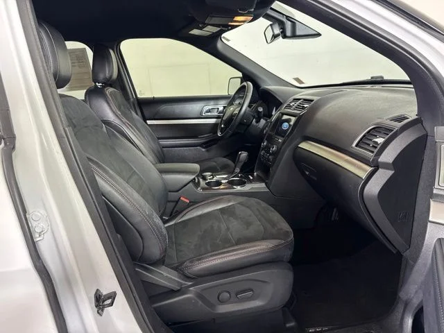 Certified Used 2019 Oxford White Ford XLT image 4
