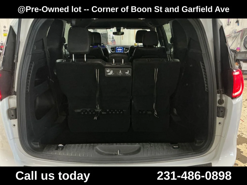 Used 2018 White Chrysler Touring L Plus image 22