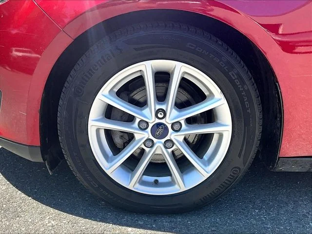 Used 2015 Red Ford SE image 9