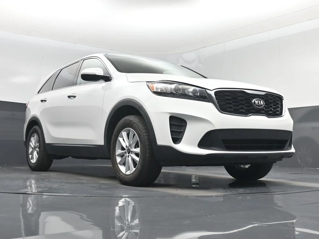 Used 2020 White Kia LX image 32