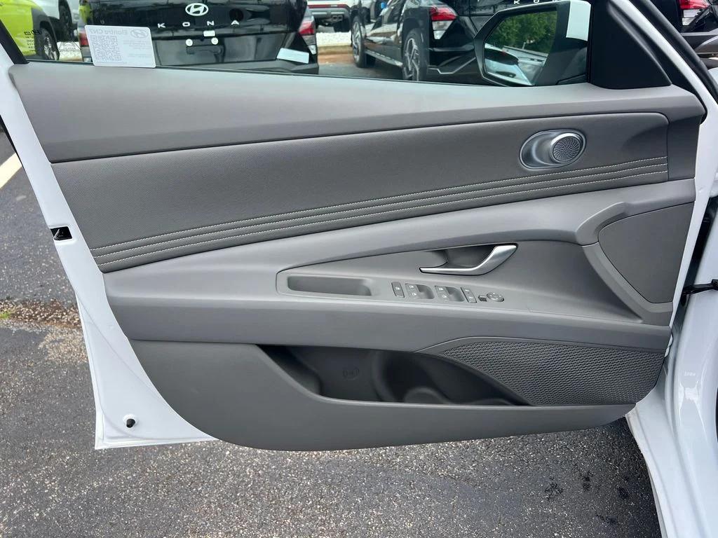 Used 2025 White Hyundai SEL Convenience image 10