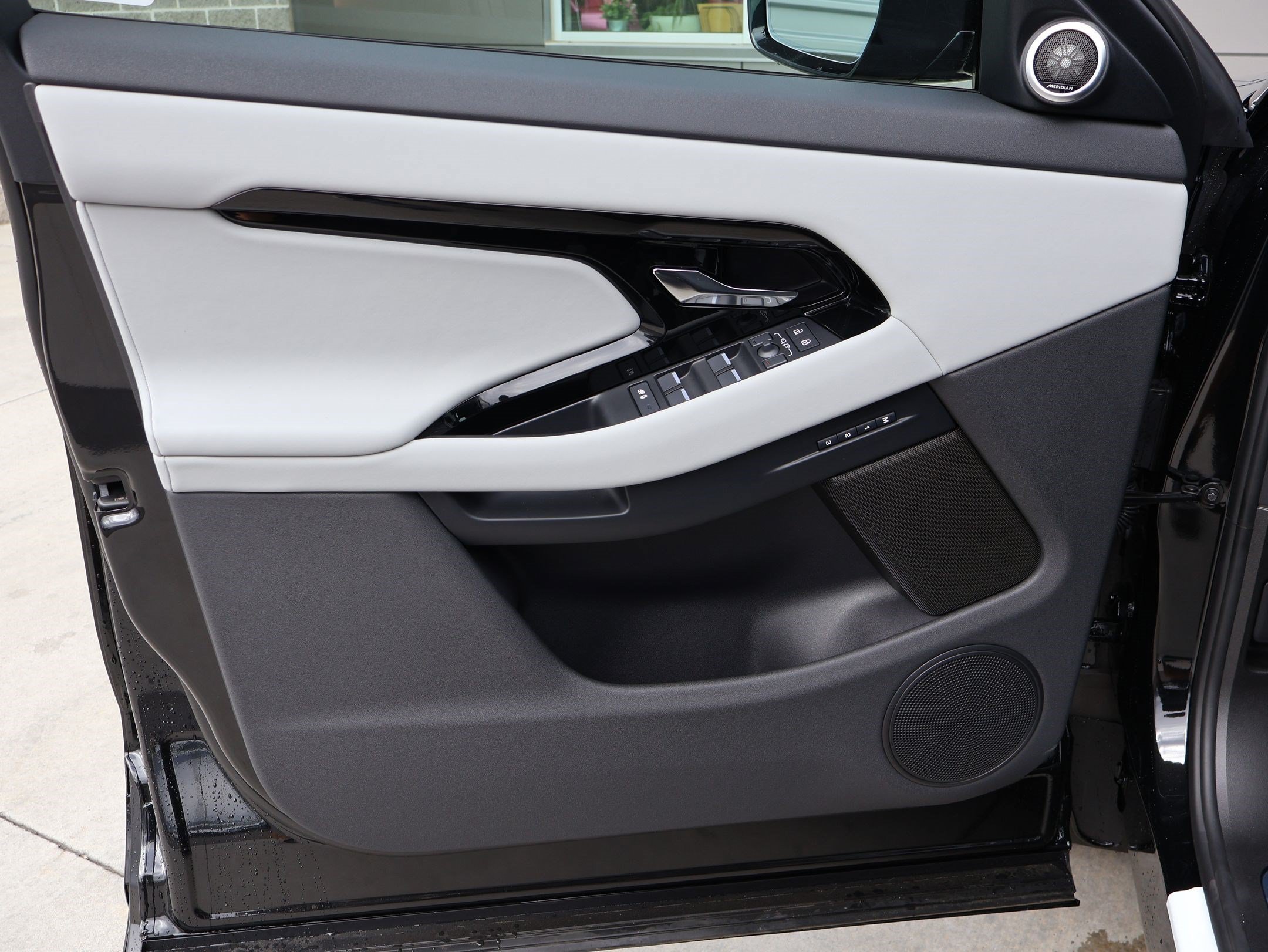 New 2026 Santorini Black LAND ROVER Hoxton Edition image 10