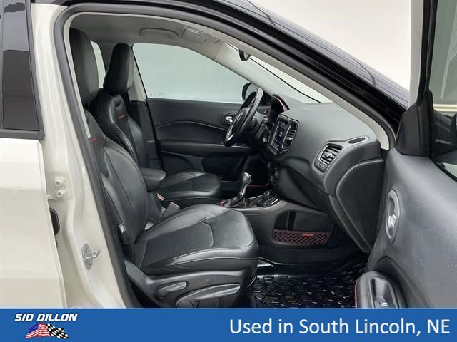 Used 2018 White Clearcoat Jeep Trailhawk image 22
