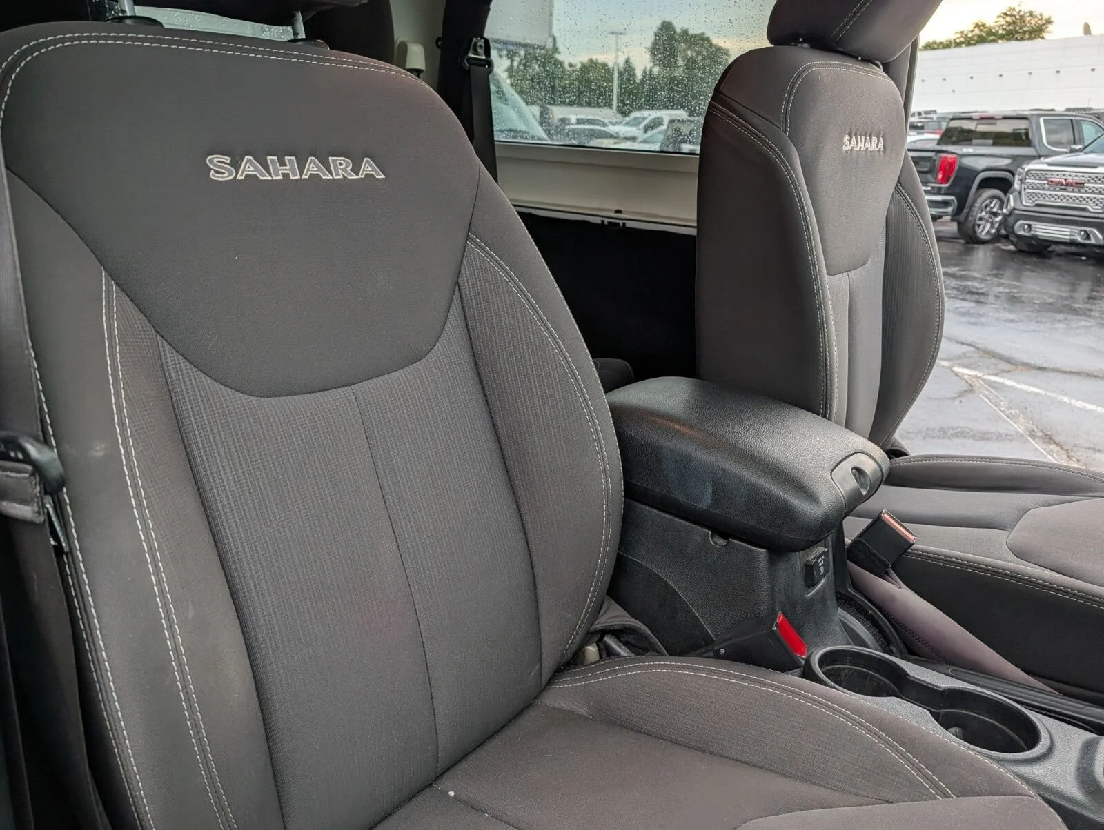 Used 2018 White Jeep Sahara 4x4 image 21