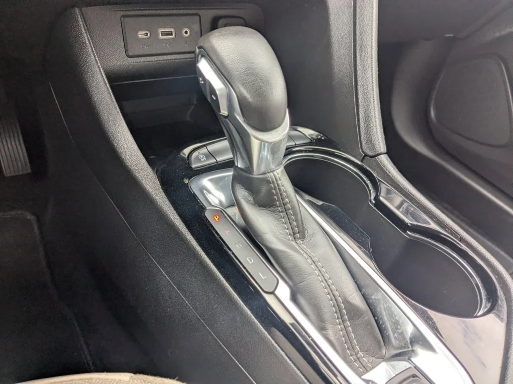 Used 2022 Summit White Buick Select image 18