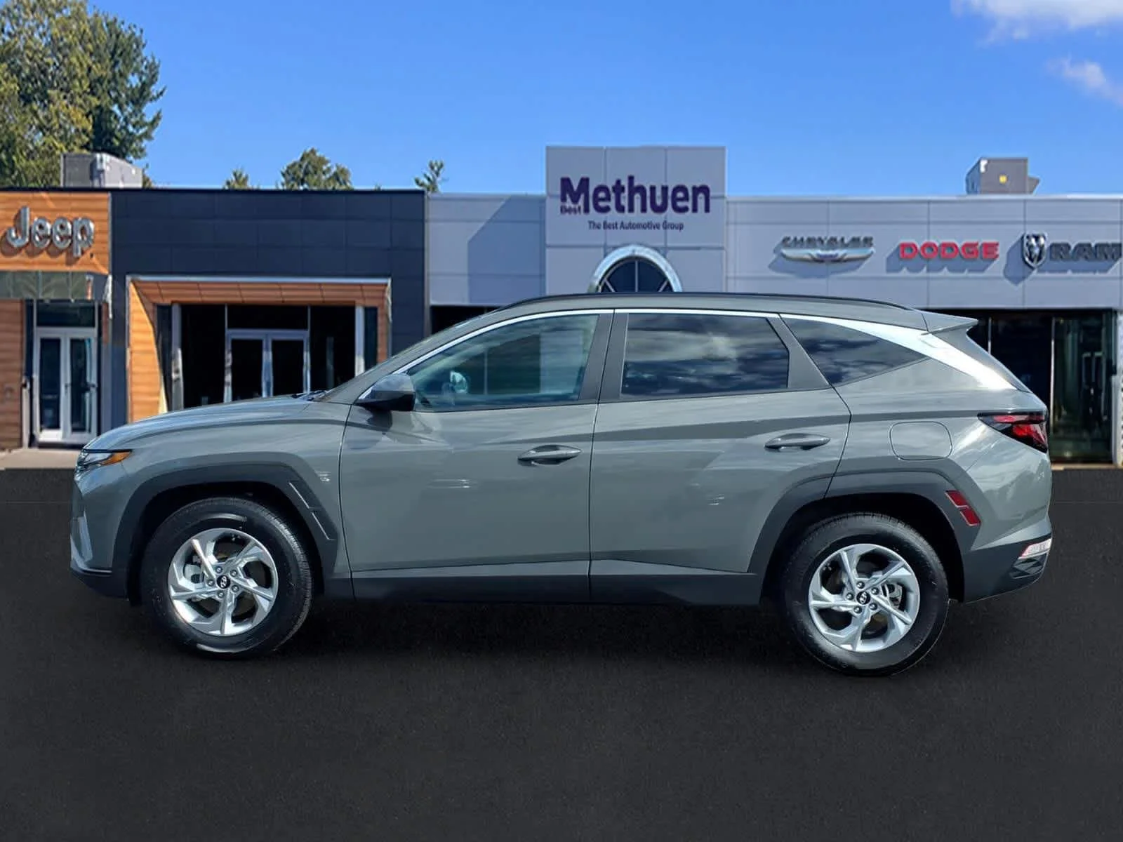 Used 2024 Hampton Gray Hyundai SEL image 9