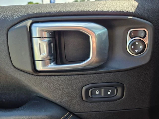 Used 2024 Silver Jeep Sahara image 36