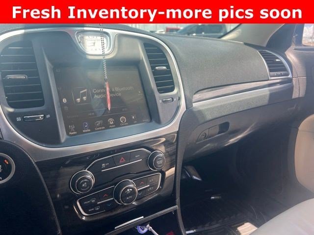 Used 2016 Bright White Clearcoat Chrysler Limited image 5