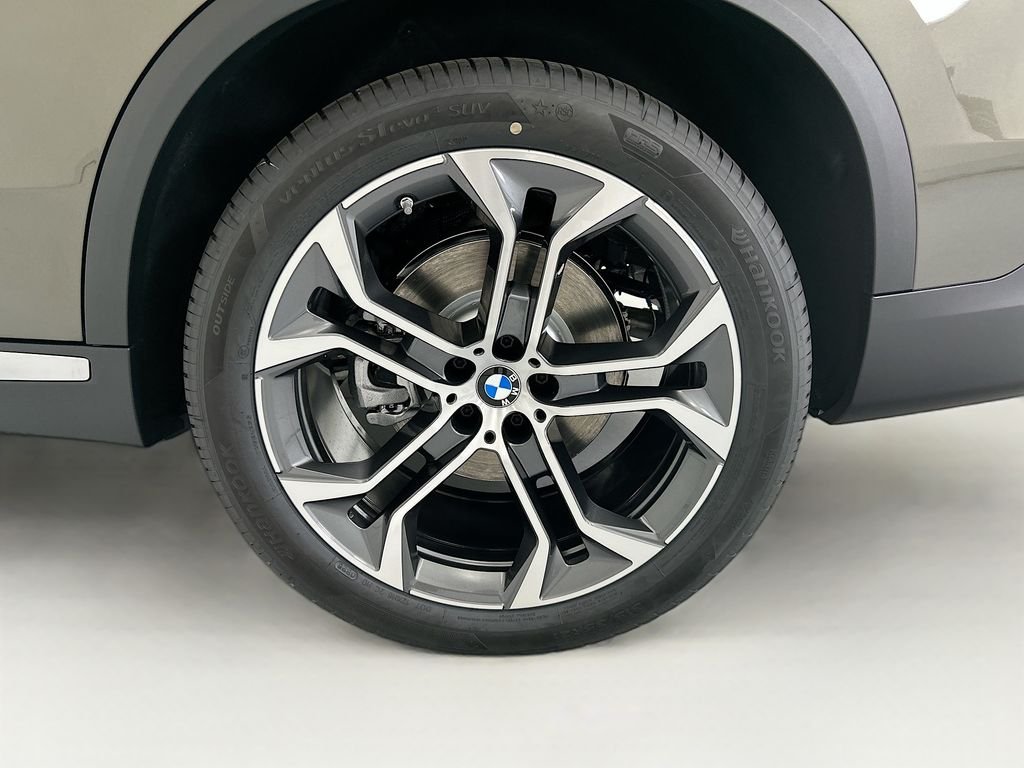 New 2026 Green Metallic BMW sDrive40i image 30