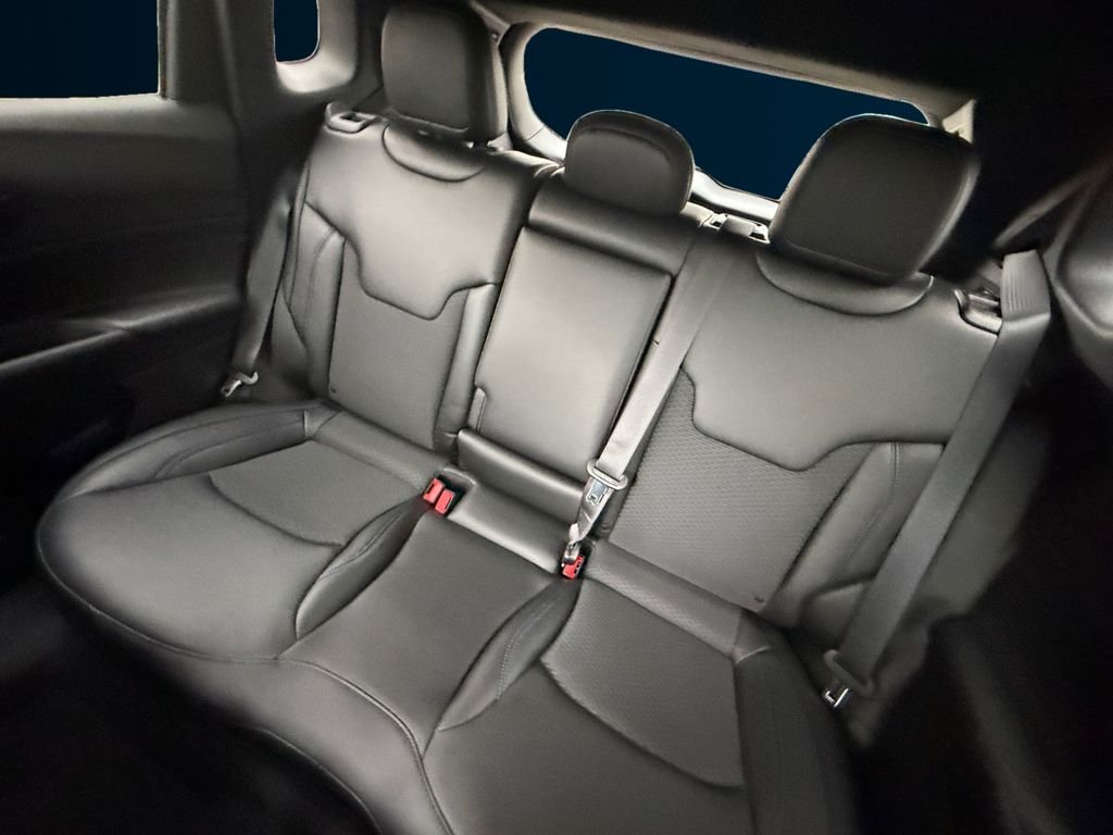 New 2026 Red Hot Pearl-Coat Exterior Paint Jeep Latitude image 16