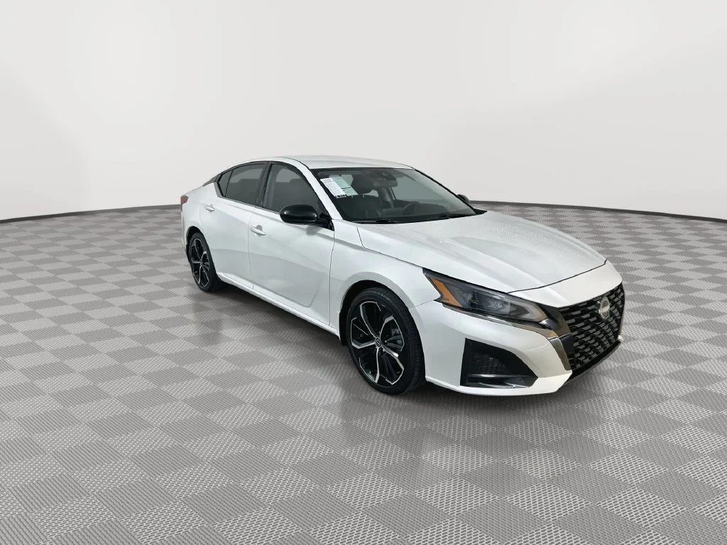 Certified Used 2025 White Nissan 2.5 SR image 2