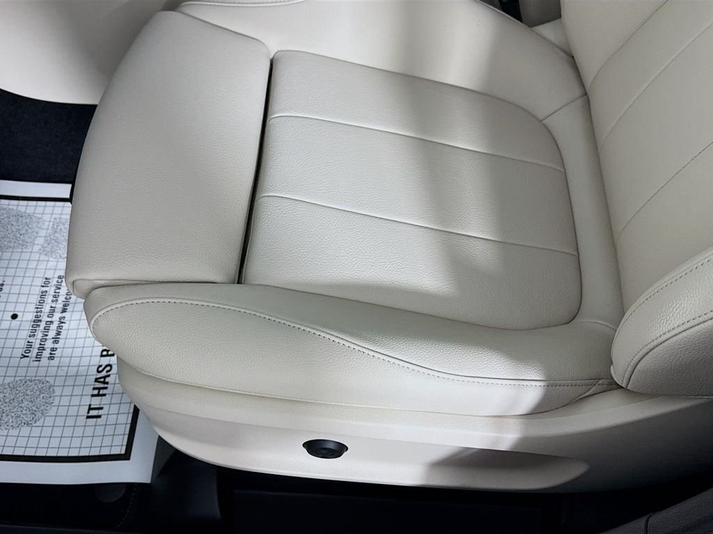 Used 2025 White Mercedes-Benz GLB 250 image 19