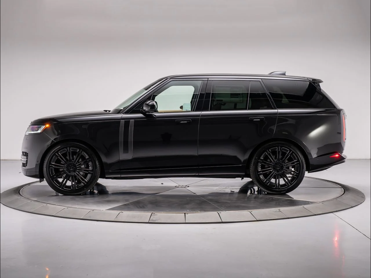 New 2026 Santorini Black Land Rover P400 SE image 2