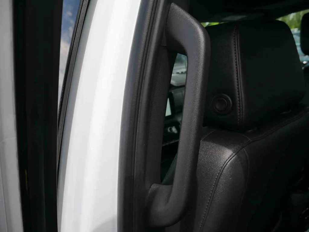 Used 2025 White GMC AT4 image 23