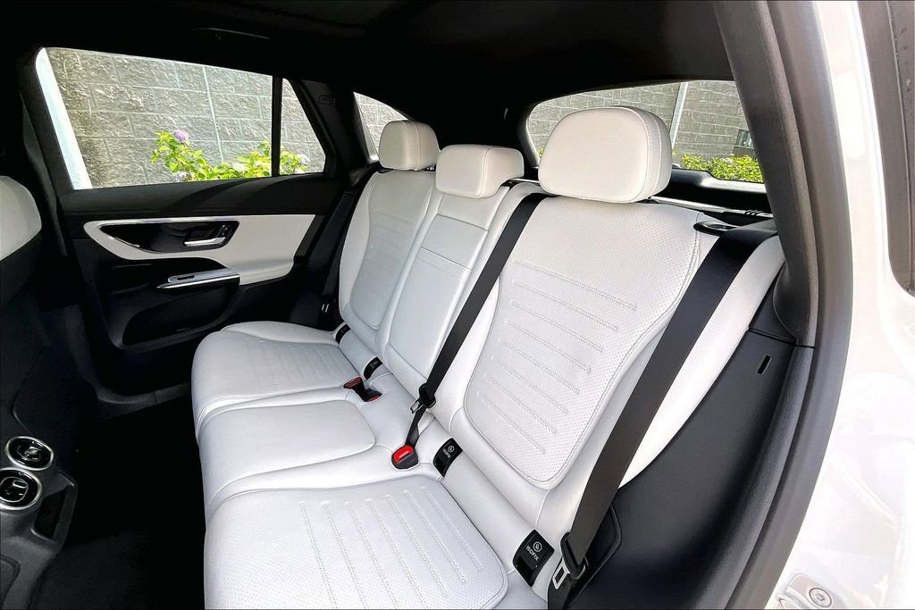 New 2026 Polar White Mercedes-Benz GLC 300 image 24
