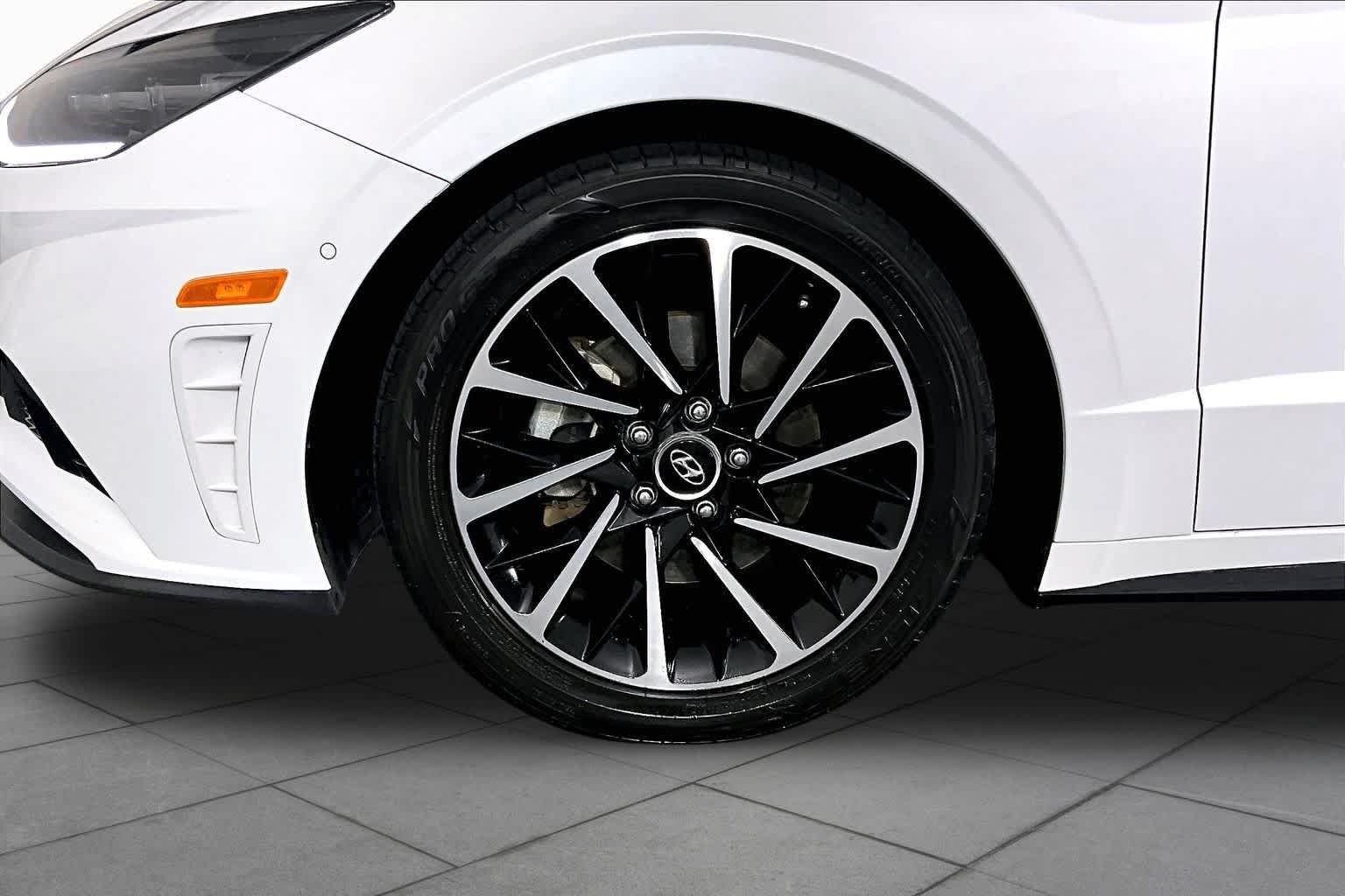 Used 2021 Quartz White Hyundai Limited image 10