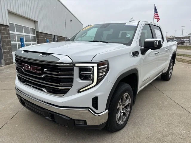 Certified Used 2024 Summit White GMC SLT image 4
