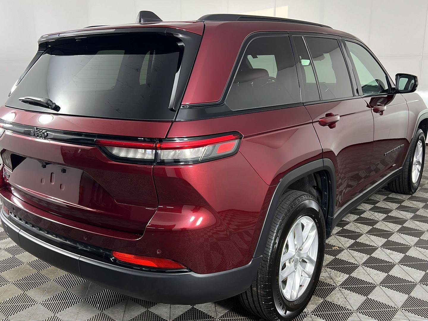 Used 2024 Velvet Red Pearlcoat Jeep Altitude X image 17
