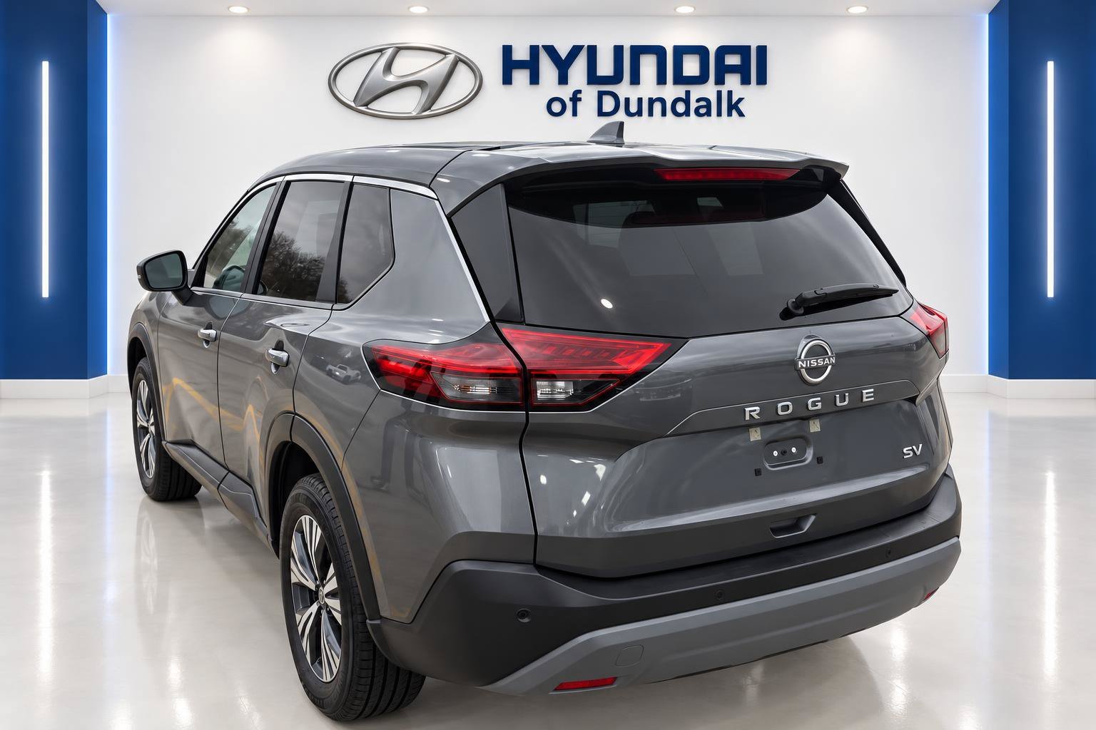 Used 2022 Gray Nissan SV image 2