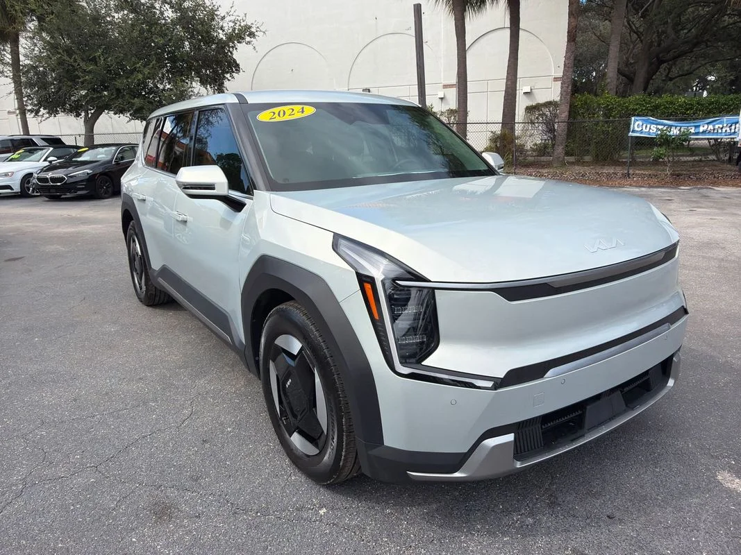 Used 2024 Silver Kia Light Long Range image 7