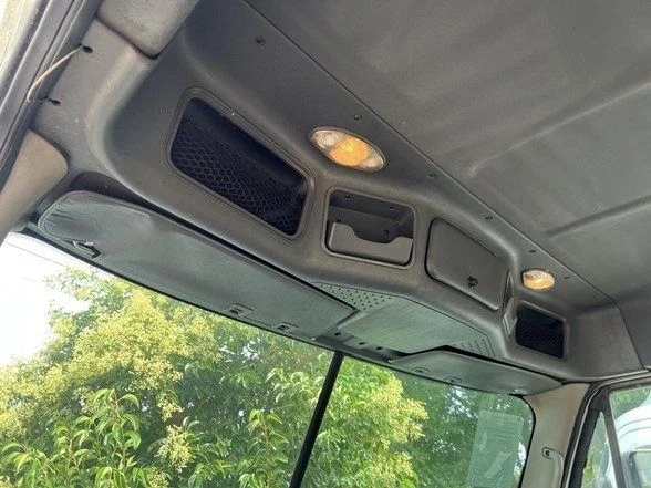 Used 2015  Freightliner Day-Cab image 7