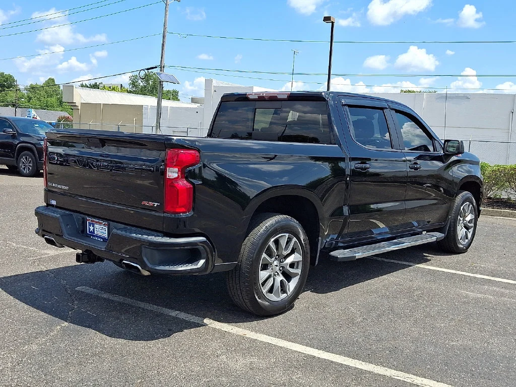 Used 2020 BLACK Chevrolet RST image 12
