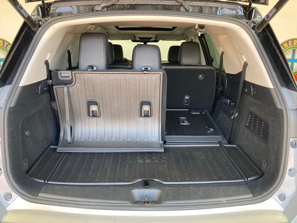 Used 2025 Gray Nissan Platinum image 25