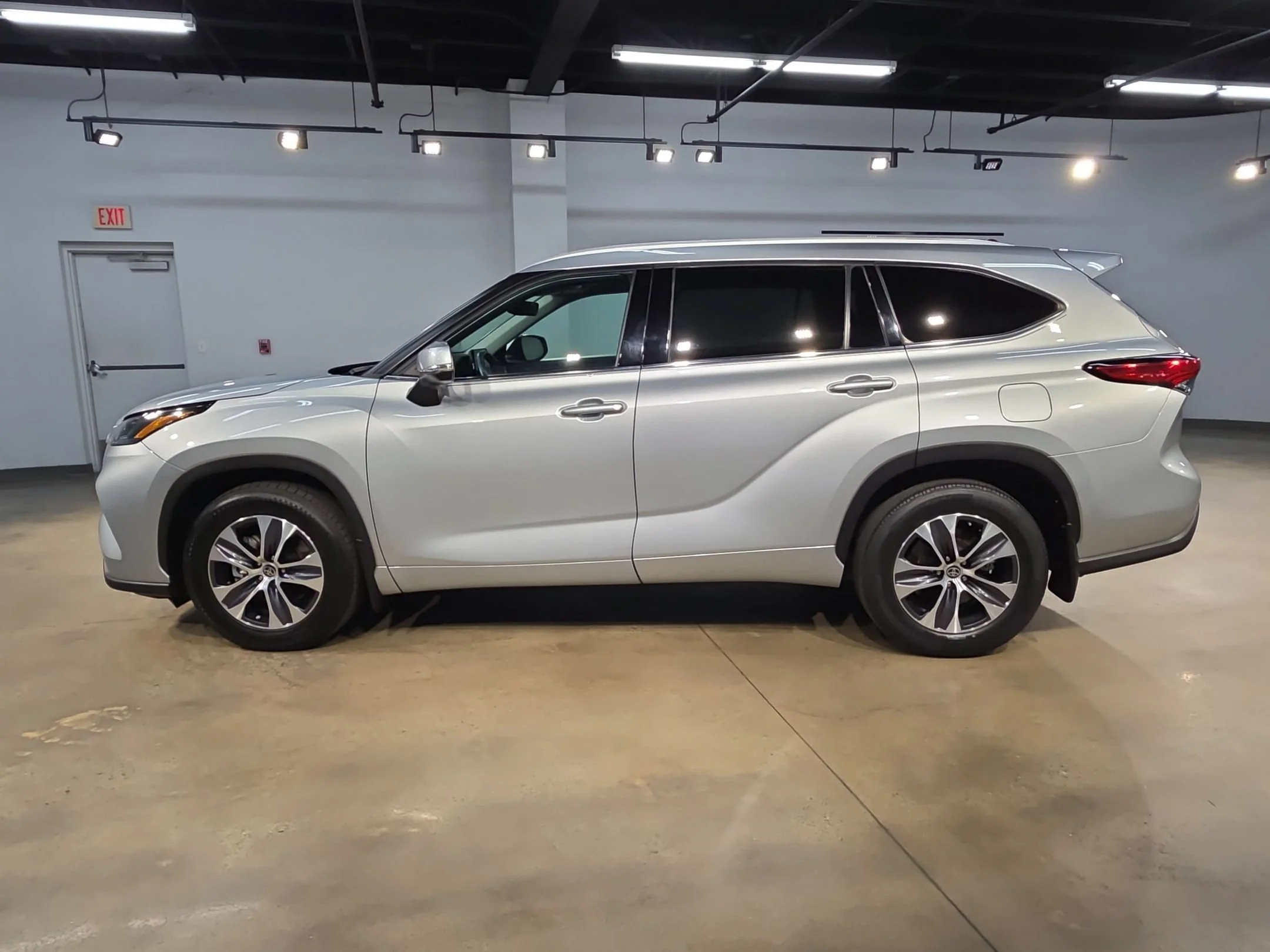 Used 2022 Celestial Silver Metallic Toyota XLE image 4