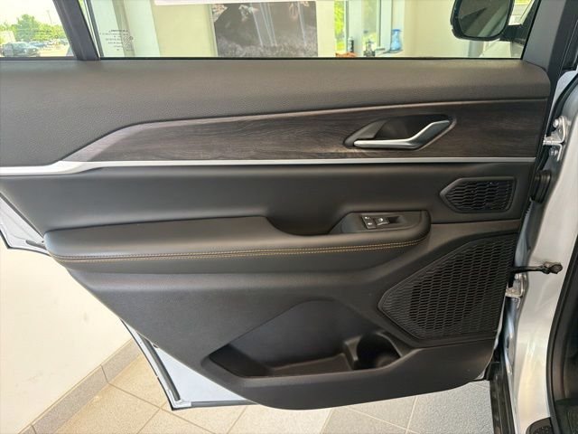New 2026 Silver Zynith Exterior Paint Jeep  image 22