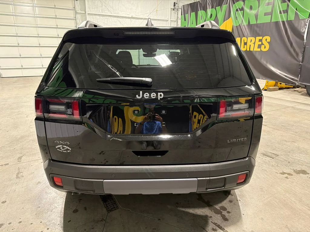 New 2026 Diamond Black Crystal Pearl-Coat Exterior Paint Jeep Limited image 7