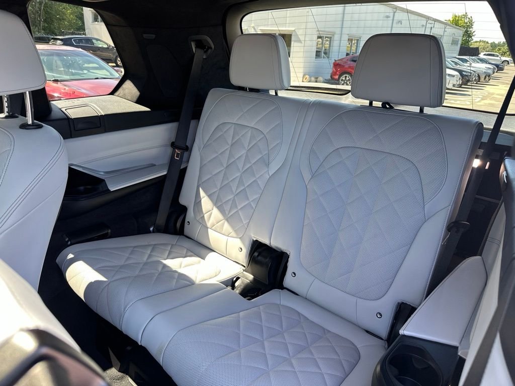 Used 2026 Mineral White Metallic BMW xDrive40i image 28