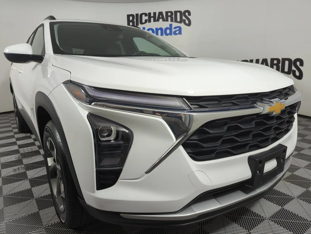 Used 2025 Summit White Chevrolet LT image 6