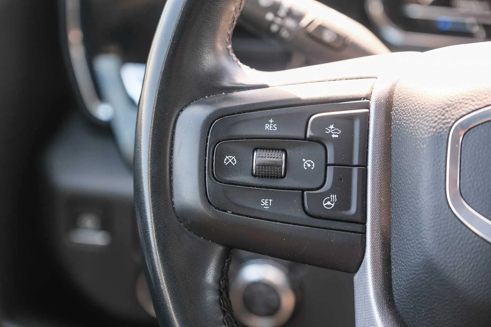 Used 2025 Summit White GMC SLT image 19