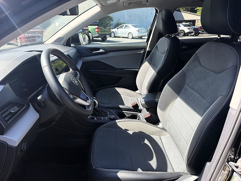 Used 2022 Black Volkswagen SE image 11