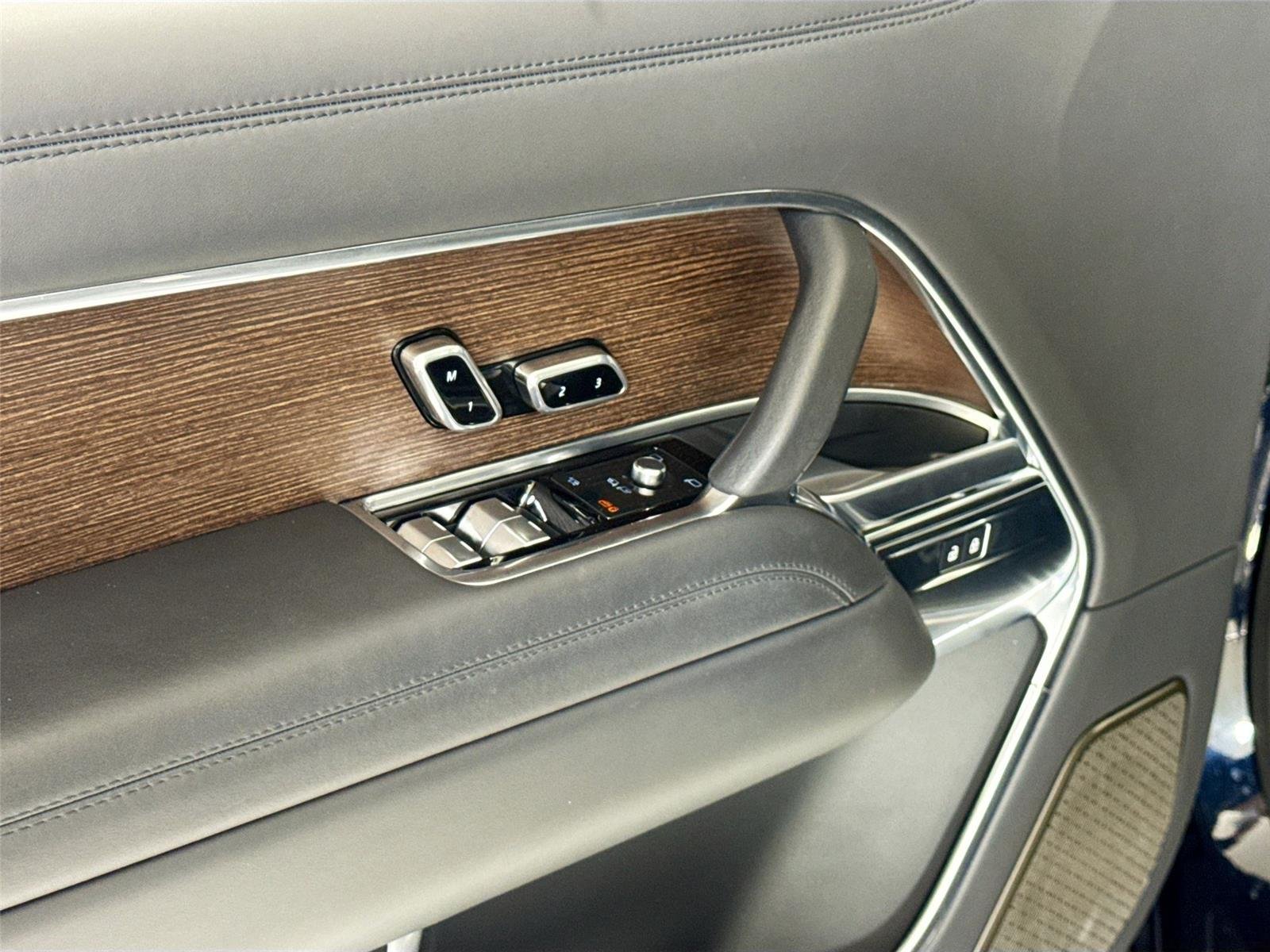 Used 2024 Ligurian Black SV Bespoke Ultra Metallic Gloss Land Rover Autobiography | Meridian 3D Sound | Rear TVs image 13