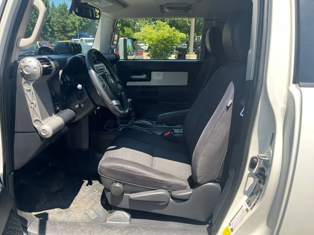 Used 2013 White Toyota Base image 20