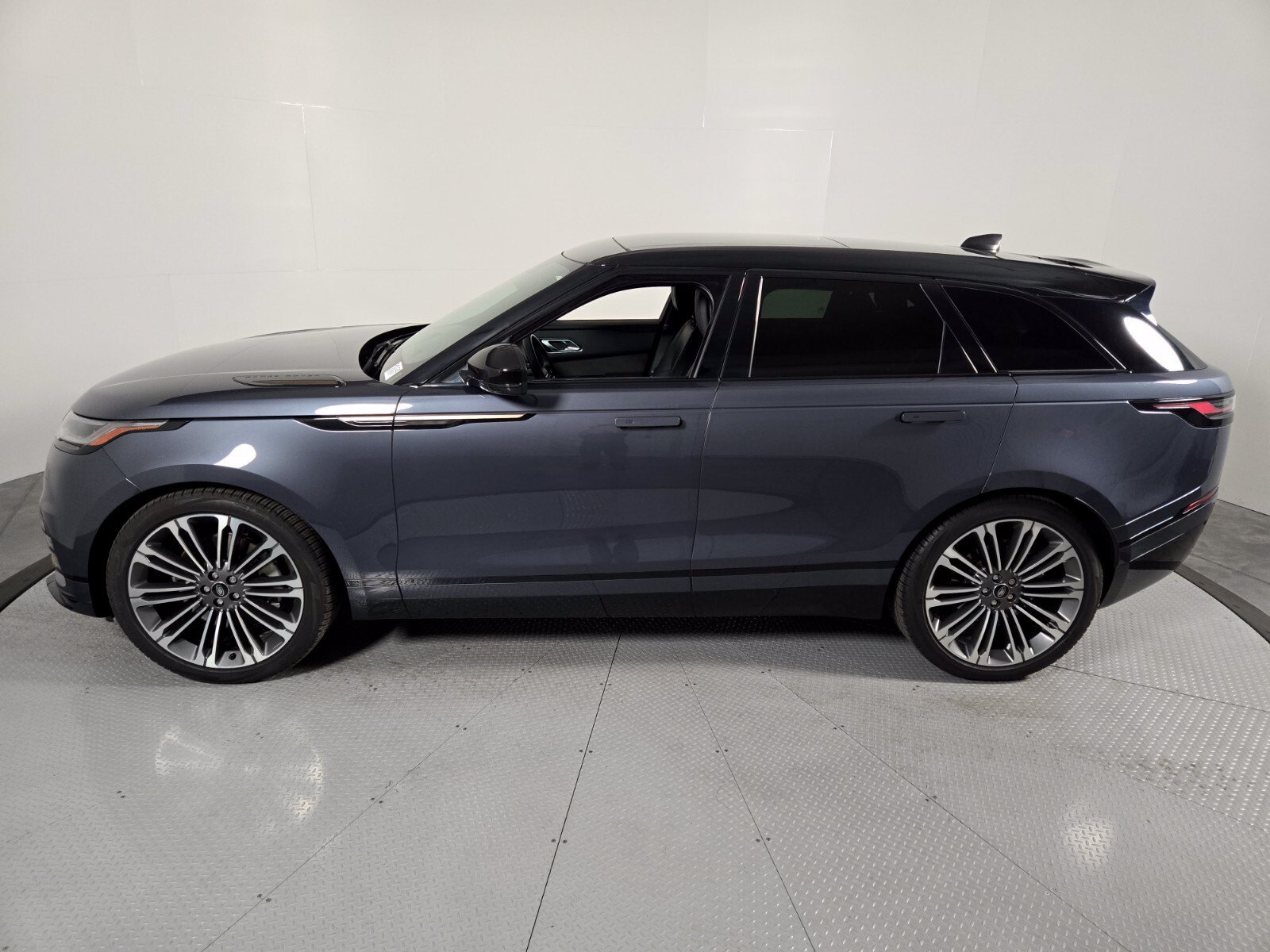 Used 2024 Varesine Blue Metallic Land Rover Dynamic HSE image 33