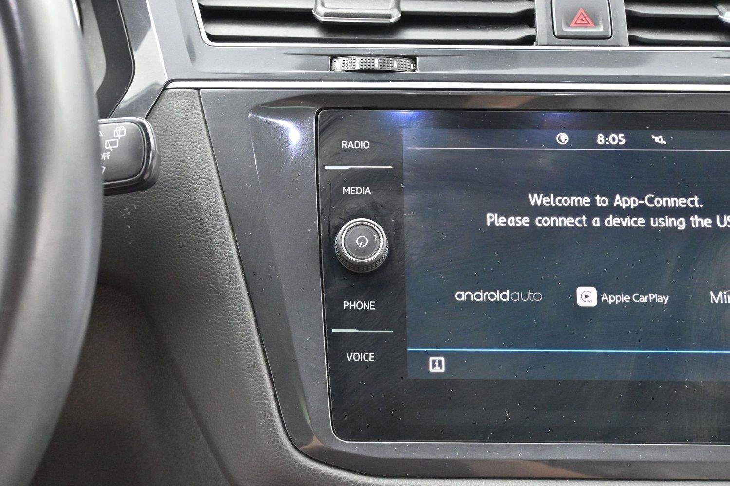 Used 2020 Deep Black Pearl Volkswagen SE image 24