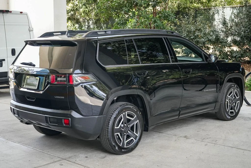New 2026 Diamond Black Crystal Pearlcoat Jeep Laredo image 6