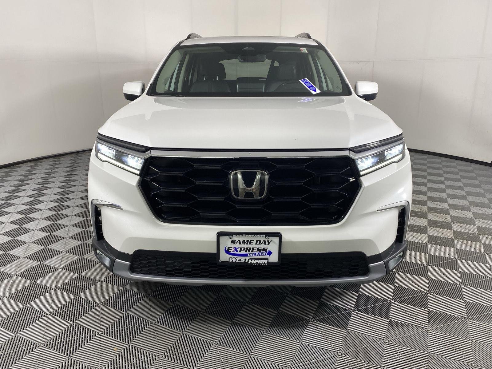 Used 2023 Platinum White Pearl Honda Touring image 2