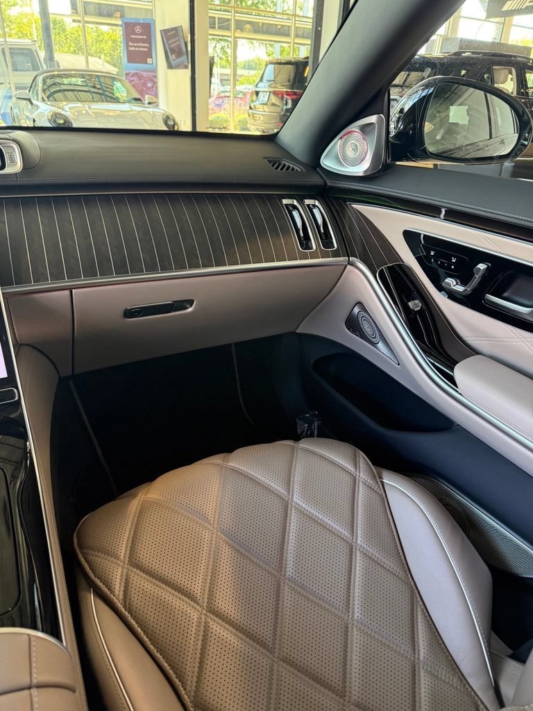 New 2025 MANUFAKTUR Moonlight White Metallic Mercedes-Benz Maybach S 680 image 36