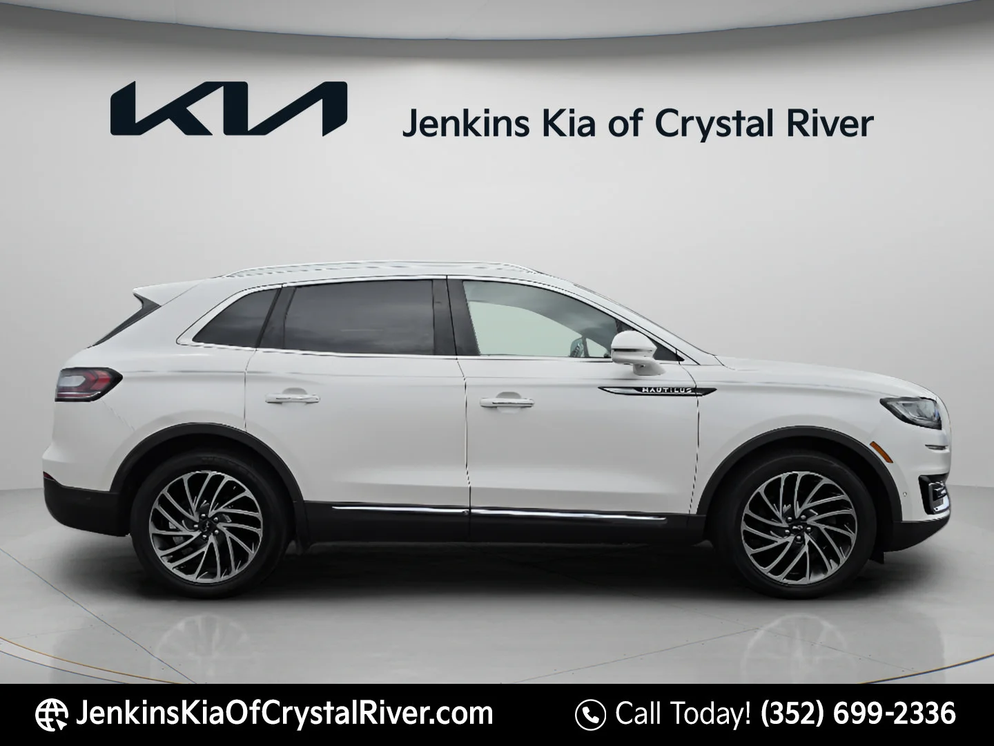 Used 2019 White Platinum Clearcoat Metallic Lincoln Reserve image 3