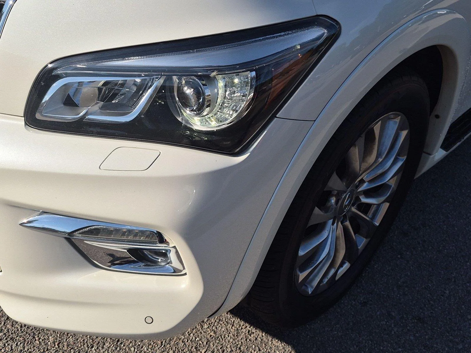Used 2017 Majestic White INFINITI  image 9