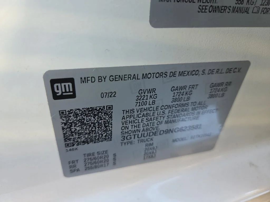 Used 2022 White GMC SLT image 21