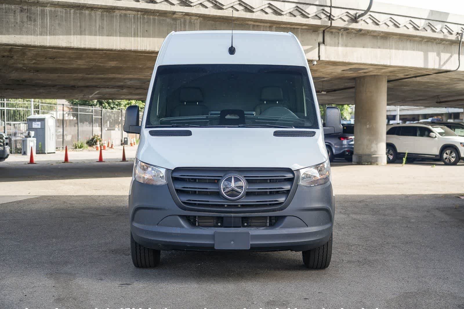 New 2025 Arctic+White Mercedes-Benz Cargo 170WB High Roof 113kw Battery RWD HO Motor image 4