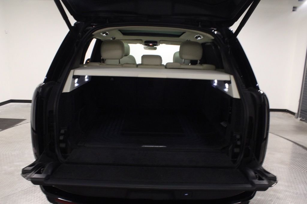 Used 2025  Land Rover SE image 41