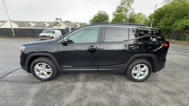 Used 2024 Ebony Twilight Metallic GMC SLE image 5