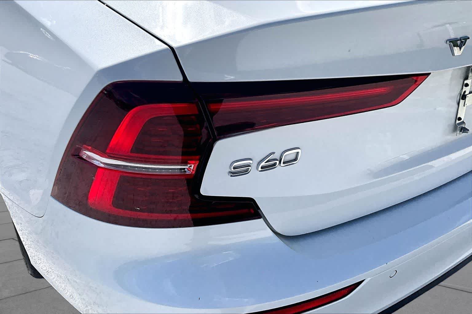 Used 2020 Crystal White Pearl Metallic Volvo Momentum image 29