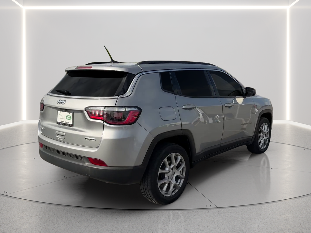 Used 2022 Silver Jeep Latitude Lux image 5